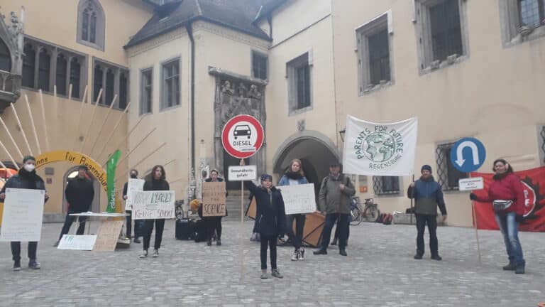 Wöchentliche Klima-Mahnwache freitags ab 15:30 Uhr am Alten Rathaus Regensburg