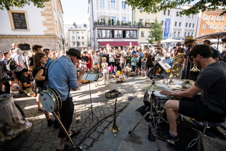 Fotografie – Anarchist Brass Collective Marching Band am Kohlenmarkt beim Jazzweekend 2022