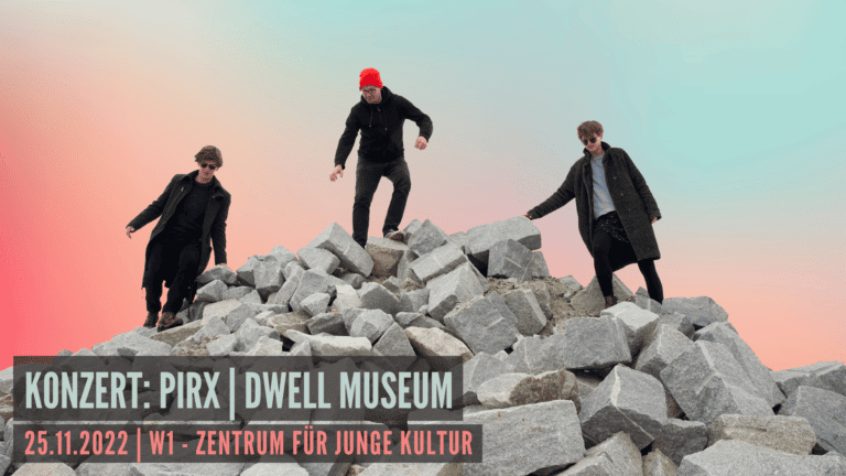Die Mitglieder der Band Pirx auf einem Haufen aus großen Granitquadern, im Hintergrund ein Himmel mit Farbverläufen von Rot, Rosa, Türkis und Blau.