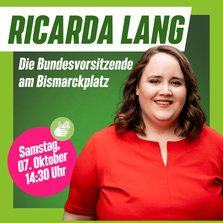 Ricarda Lang trägt ein rotes Kleid und lächelt, sie hat braunes halblanges Haar. Die Überschrift lautet: Richarda Lang, die Bundesvorsitzende am Bismarckplatz - Samstag 7. Oktober um 14.30 Uhr