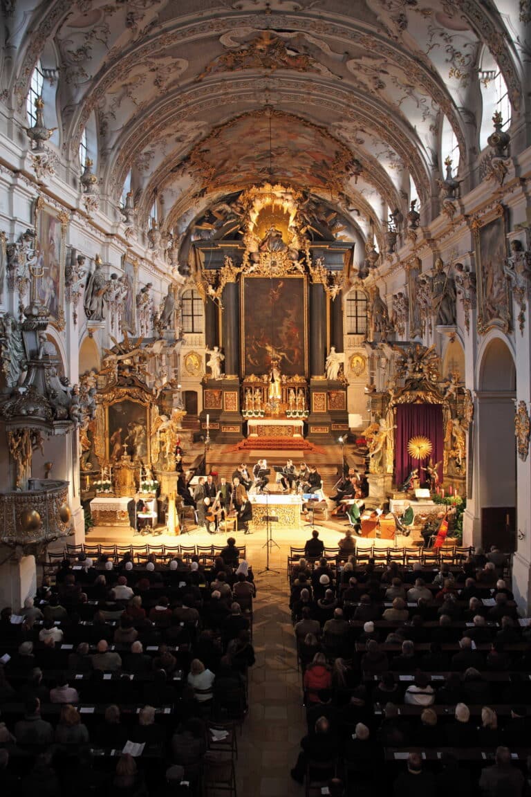 Das „59. Regensburger Advent-Singen-Musizieren“ lädt wieder in die Basilika St. Emmeram ein