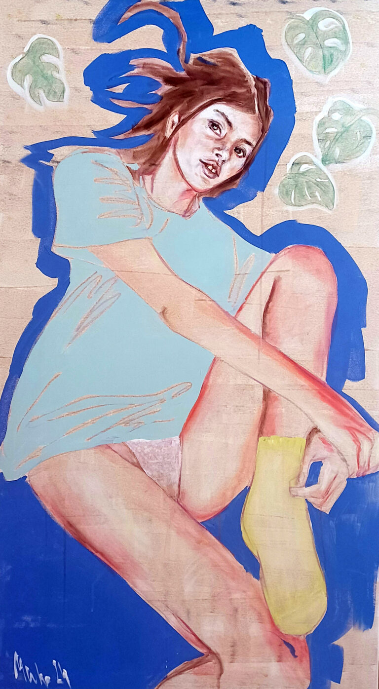 Junge Frau im sommerlichen Freizeitlook